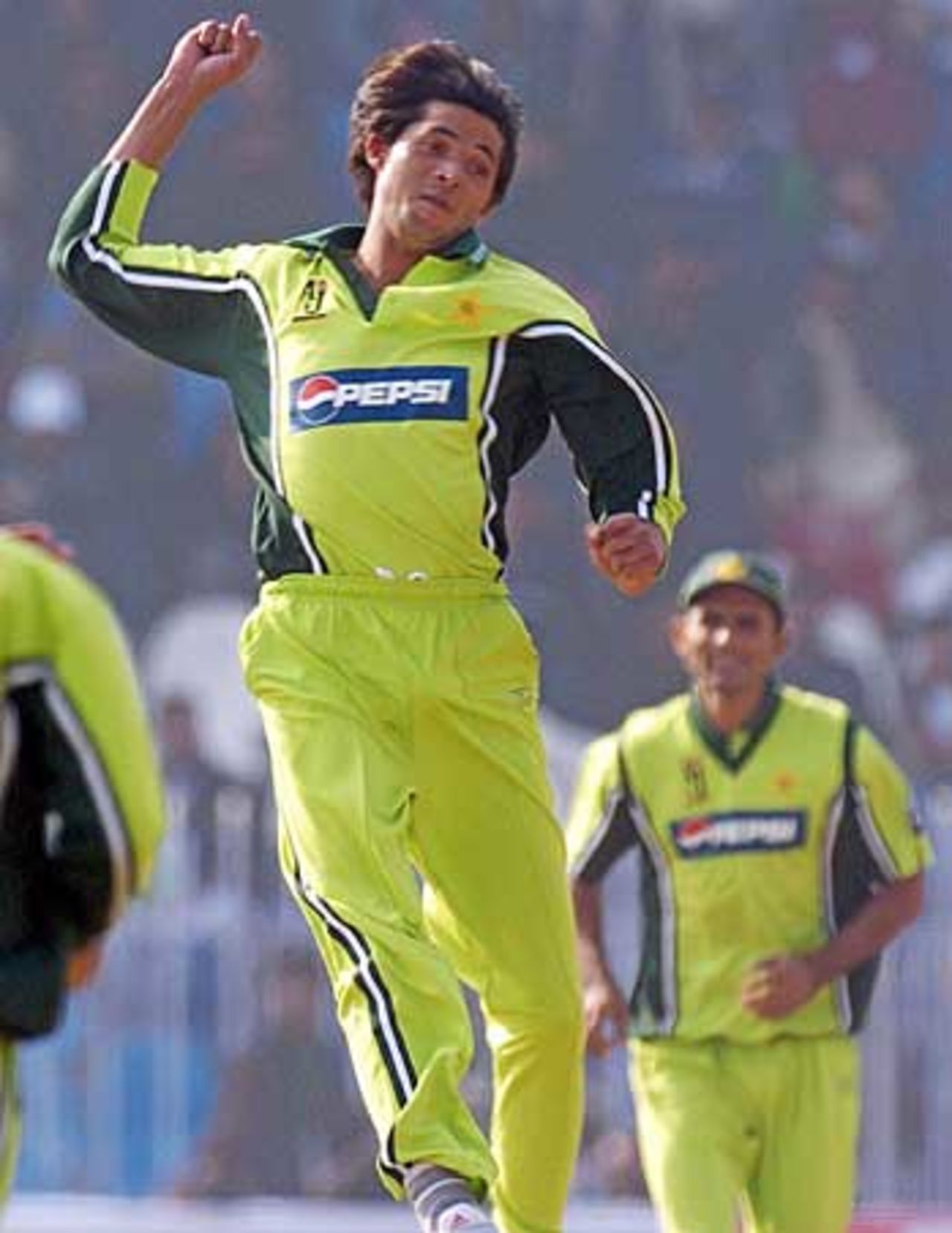 mohammad-asif-celebrates-bowling-marcus-trescothick-espncricinfo