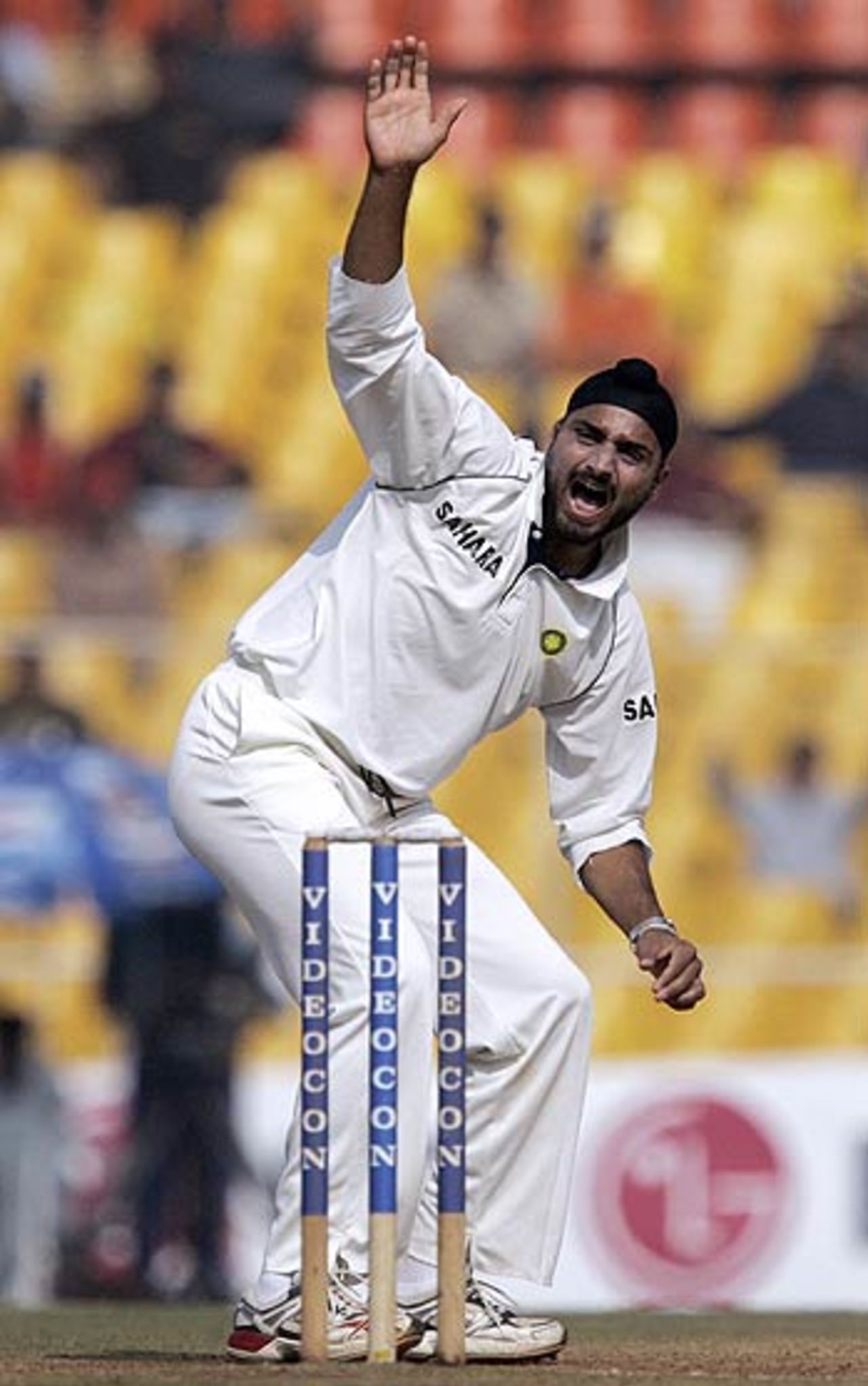 Harbhajan Singh pleads his case, India v Sri Lanka, 3rd Test, Ahmedabad, 4th day, December 21, 2005