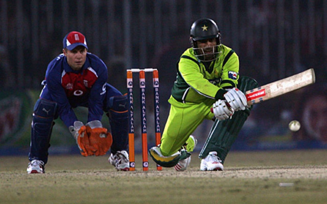 Mohammad Yousuf reverse-sweeps, 5th ODI, Rawalpindi, December 21, 2005
