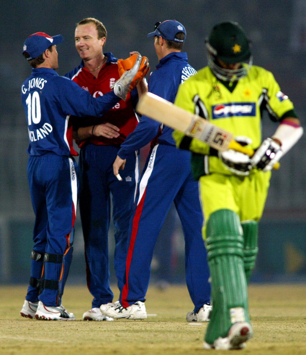 Shaun Udal celebrates the wicket of Yasir Hameed, 5th ODI, Rawalpindi, December 21, 2005