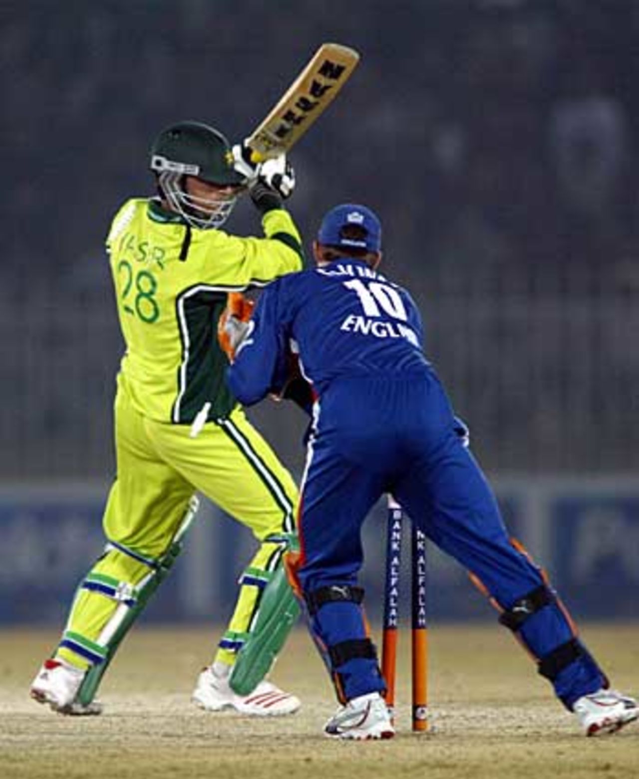 Geraint Jones stumps Yasir Hameed, 5th ODI, Rawalpindi, December 21, 2005