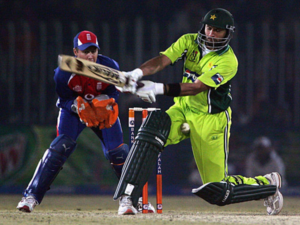 Shahid Afridi gets himself into a tangle, 5th ODI, Rawalpindi, December 21, 2005