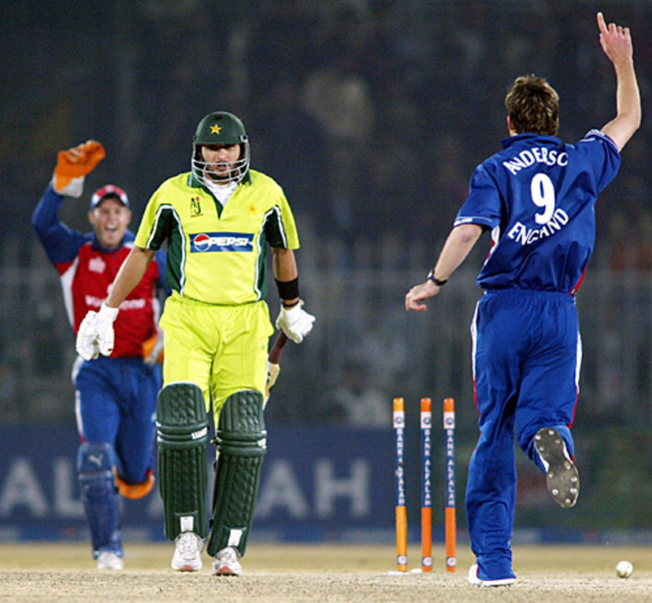 James Anderson bowls Shahid Afridi, 5th ODI, Rawalpindi, December 21, 2005