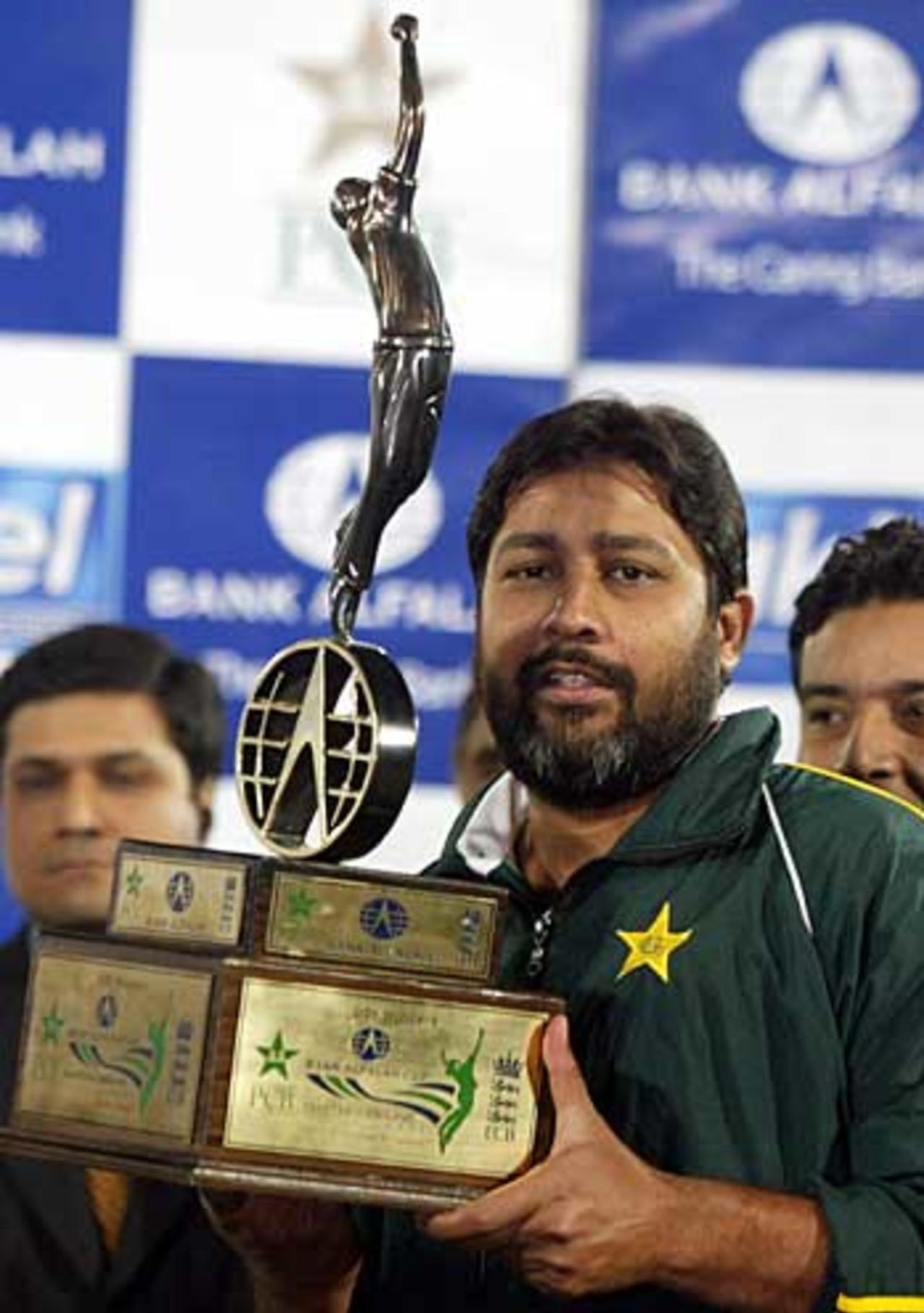 Inzamam-ul-Haq with the winner's trophy, Pakistan v England, 5th ODI, Rawalpindi, December 21, 2005
