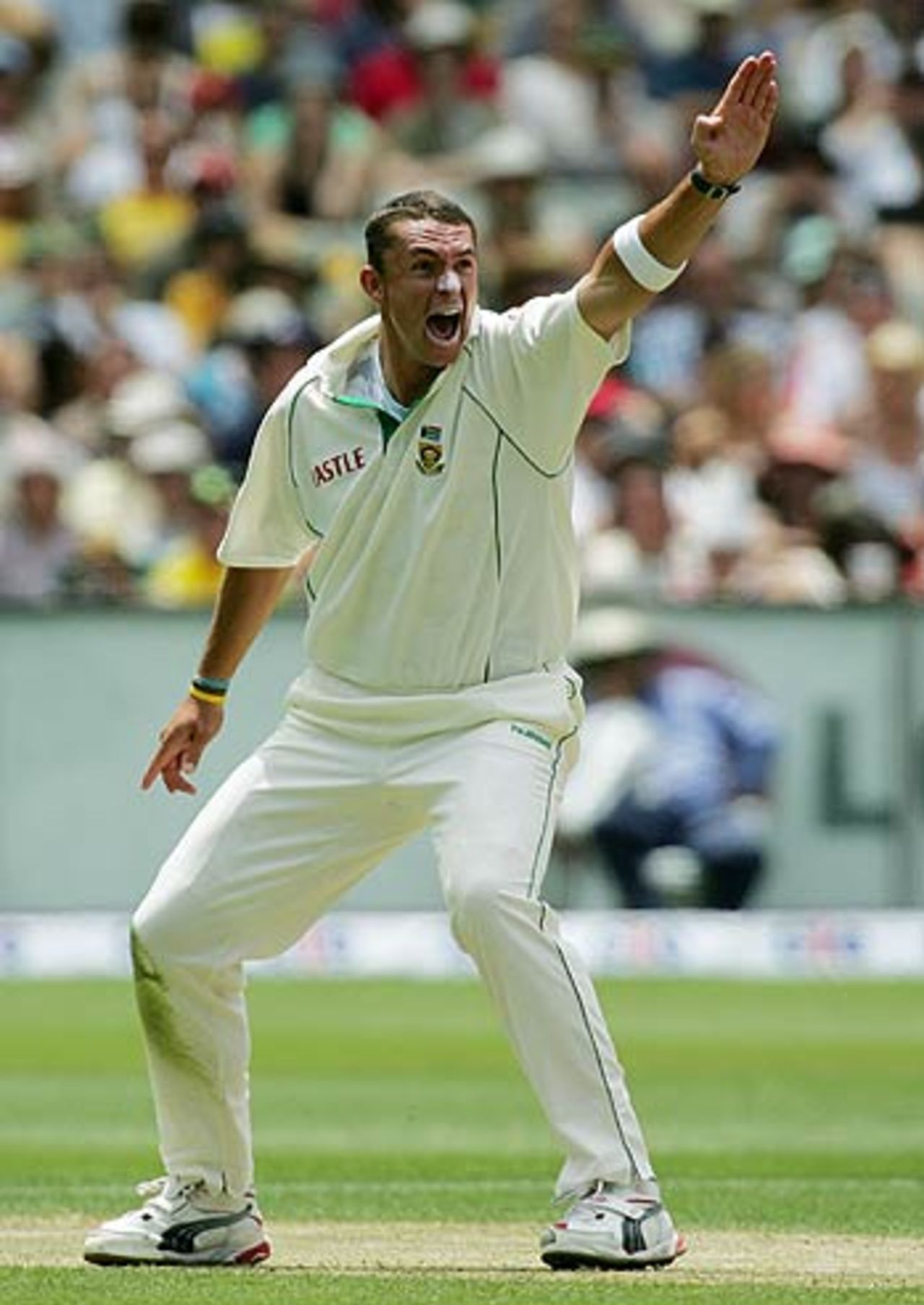 Andre Nel roars an appeal, Australia v South Africa, 2nd Test, Melbourne, 1st day, December 26, 2005