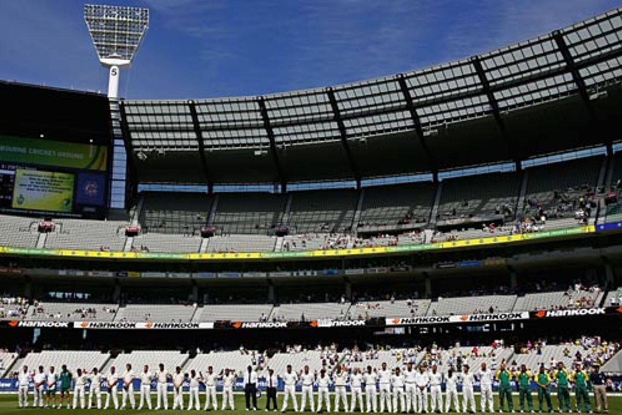 Australia and South Africa pay their respects to Kerry Packer, Australia v South Africa, 2nd Test, Melbourne, 2nd day, December 27, 2005