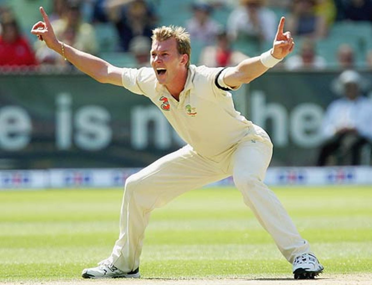 Brett Lee goes all out in an appeal , 2nd Test, Melbourne, 2nd day, December 27, 2005