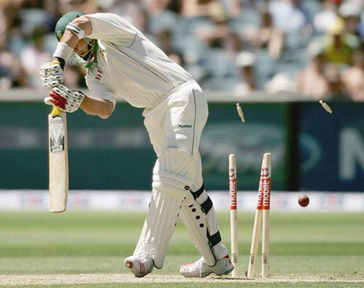 Jacques Kallis is bowled by Brett Lee, Australia v South Africa, 2nd Test, Melbourne, 3rd day, December 28, 2005