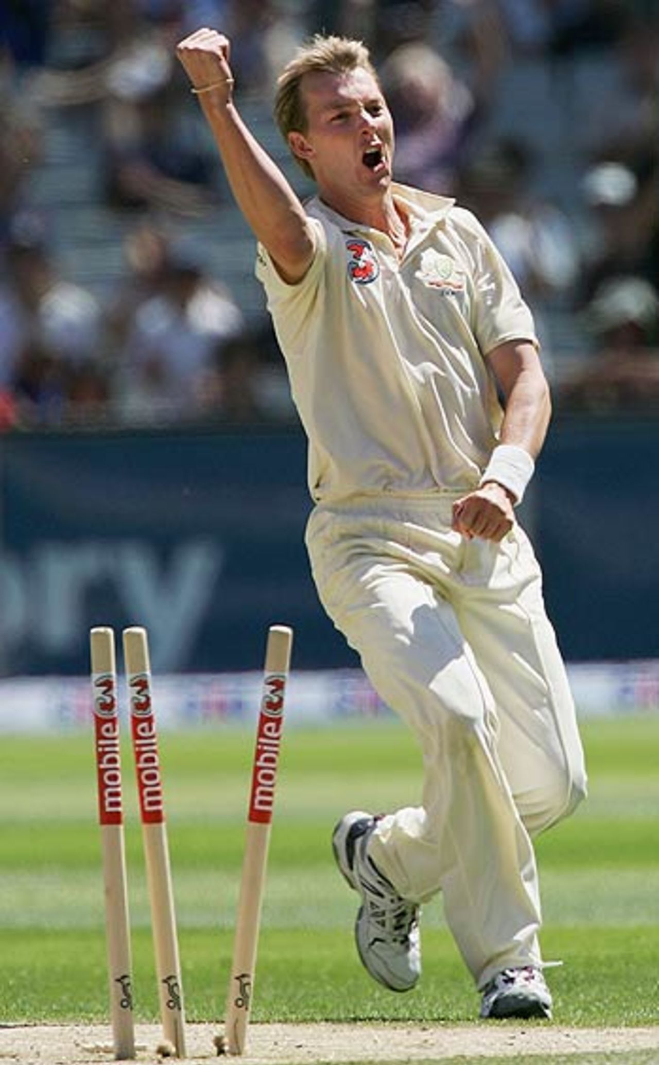 Brett Lee splays Jacques Kallis's stumps, Australia v South Africa, 2nd Test, Melbourne, 3rd day, December 28, 2005