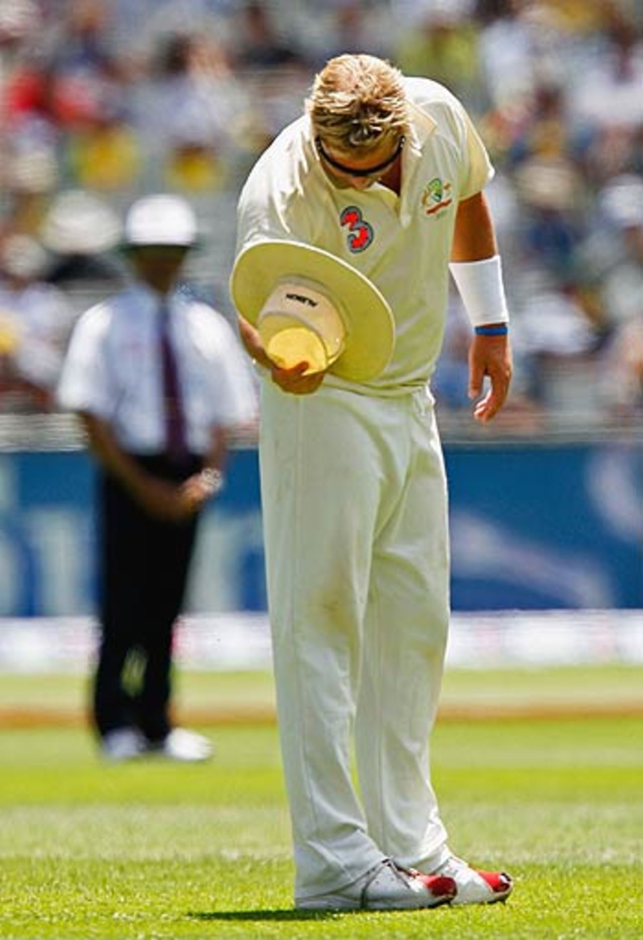 Shane Warne dofts his hat to a more than receptive crowd, Australia v South Africa, 2nd Test, Melbourne, 3rd day, December 28, 2005