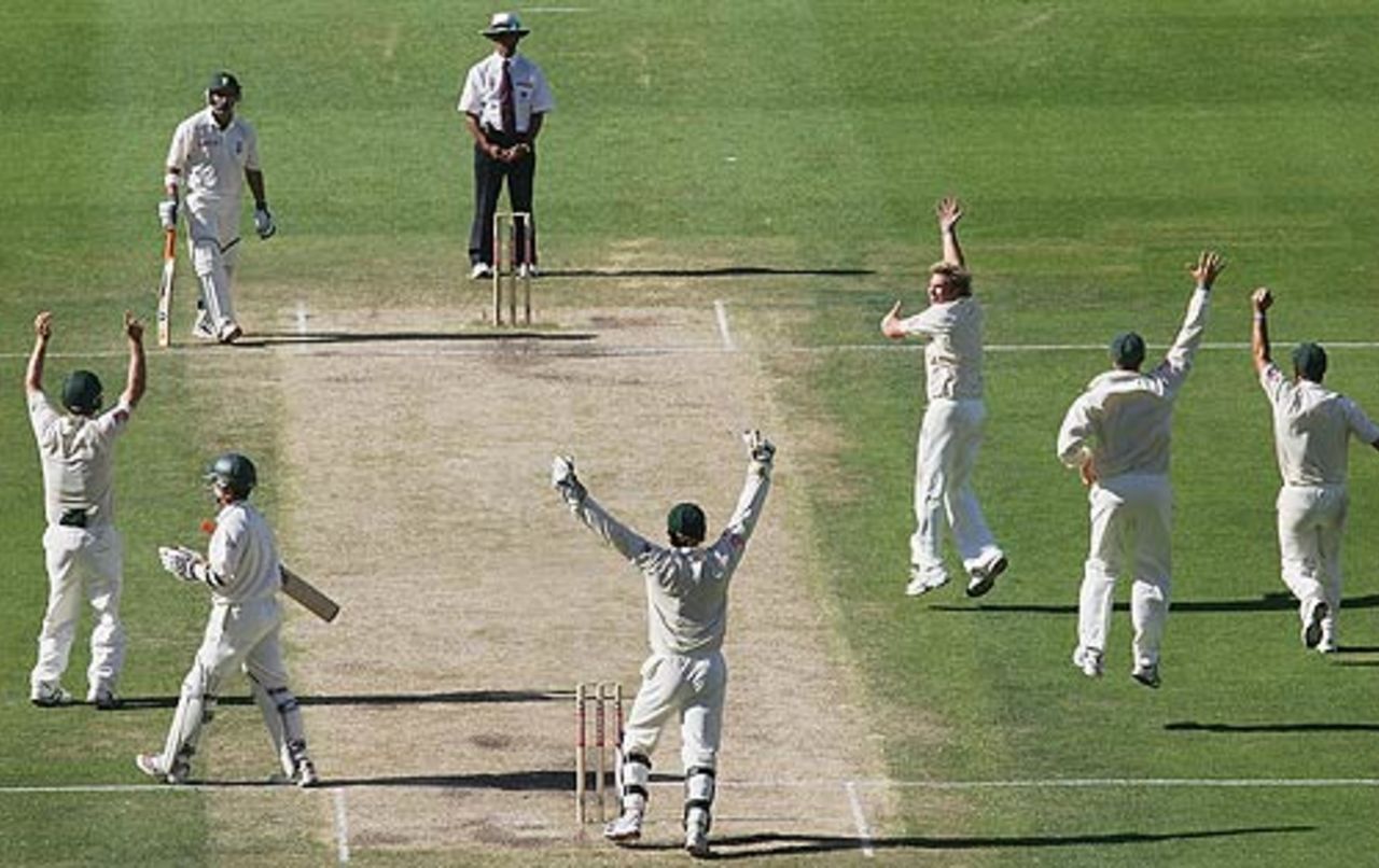 Simple, pictorial Test cricket: Shane Warne and the Australian close-in cordon celebrate a wicket, Australia v South Africa, 2nd Test, Melbourne, 4th day, December 29, 2005