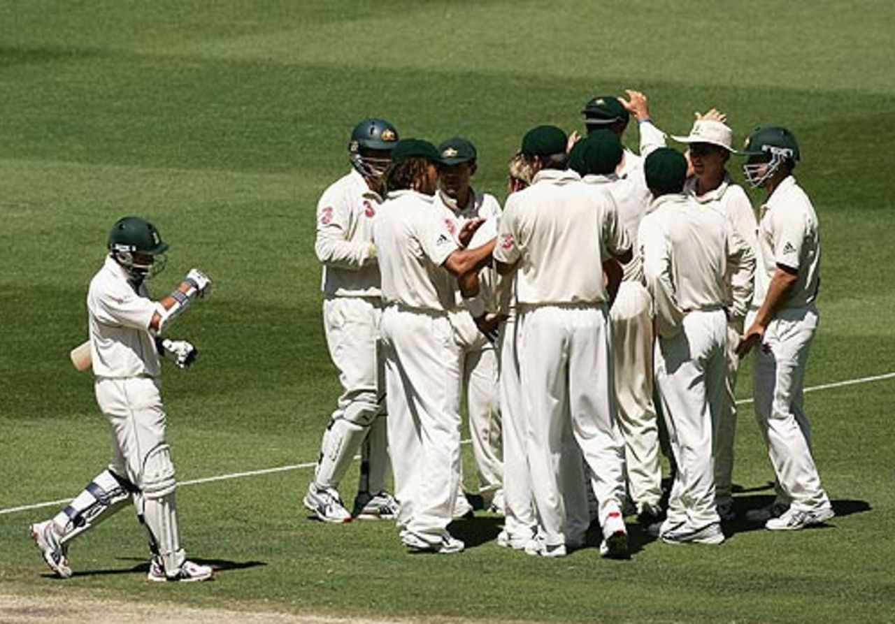 Ashwell Prince walks off as Shane Warne is congratulated by his team-mates, Australia v South Africa, 2nd Test, Melbourne, 4th day, December 30, 2005