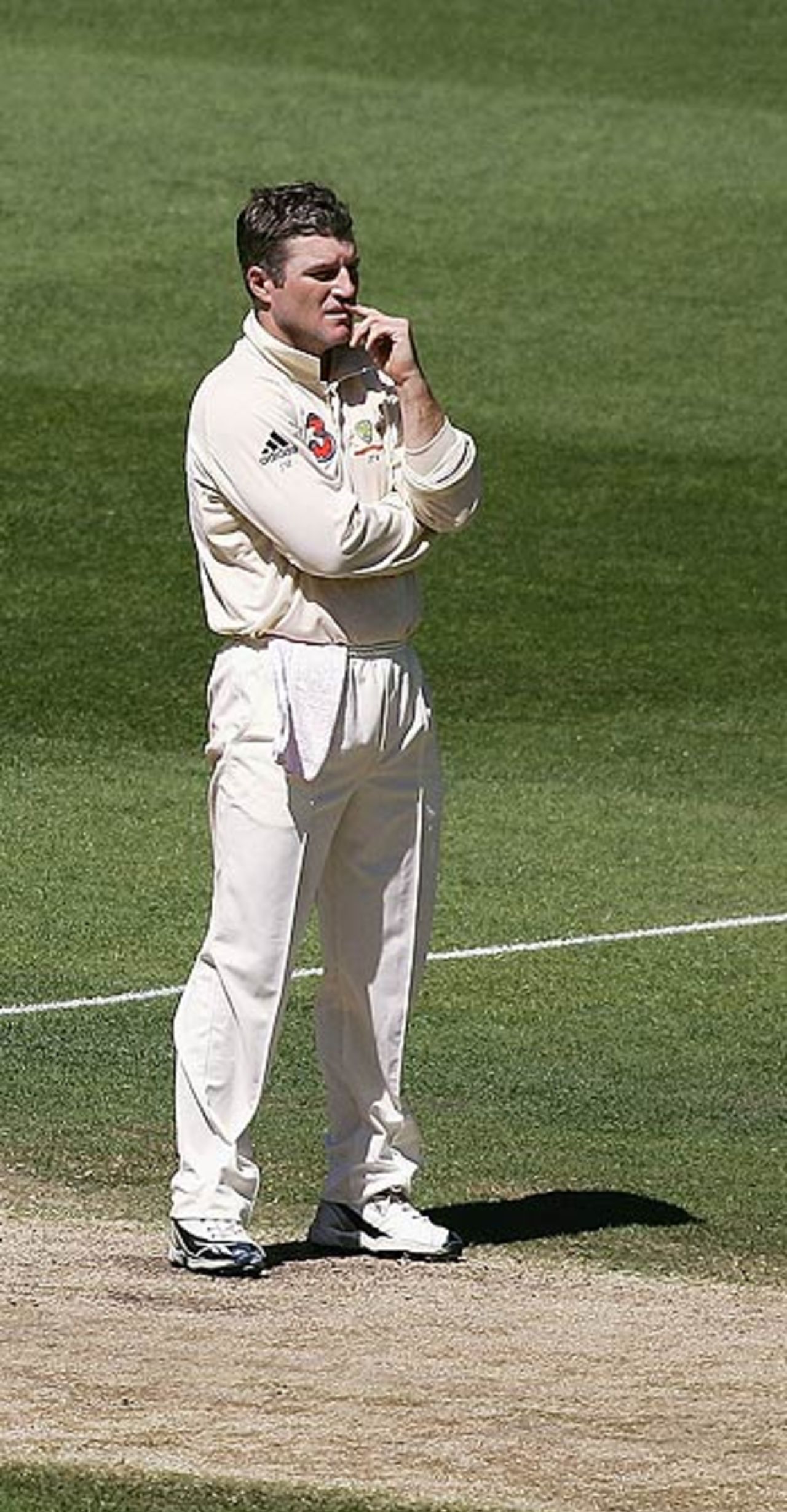 Stuart MacGill contemplates a slow day at the shop, Australia v South Africa, 2nd Test, Melbourne, 4th day, December 30, 2005