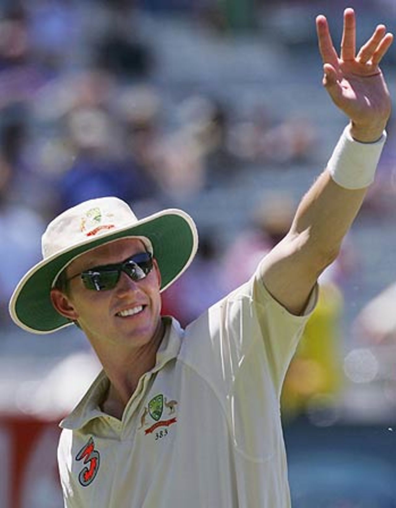 Brett Lee waves to the crowd, Australia v South Africa, 2nd Test, Melbourne, 4th day, December 30, 2005