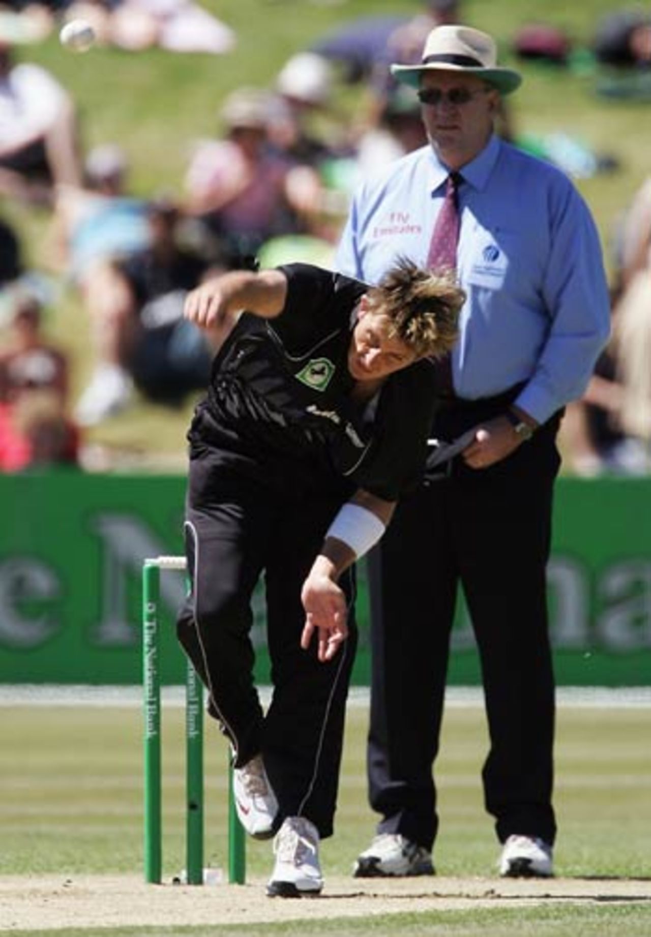 Shane Bond lets one rip, New Zealand v Sri Lanka, 1st ODI, Queenstown, December 31, 2005