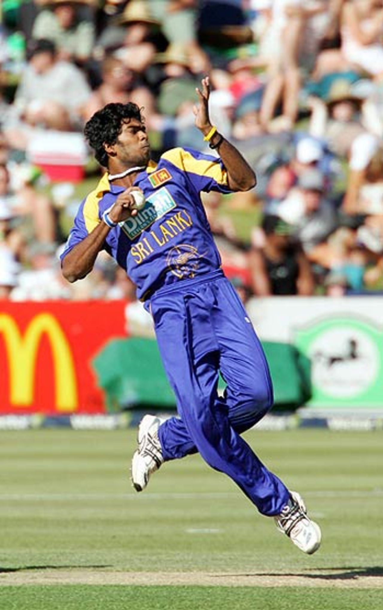 Lasith Malinga in action against New Zealand, New Zealand Sri Lanka, 1st ODI, Queenstown, December 31, 2005