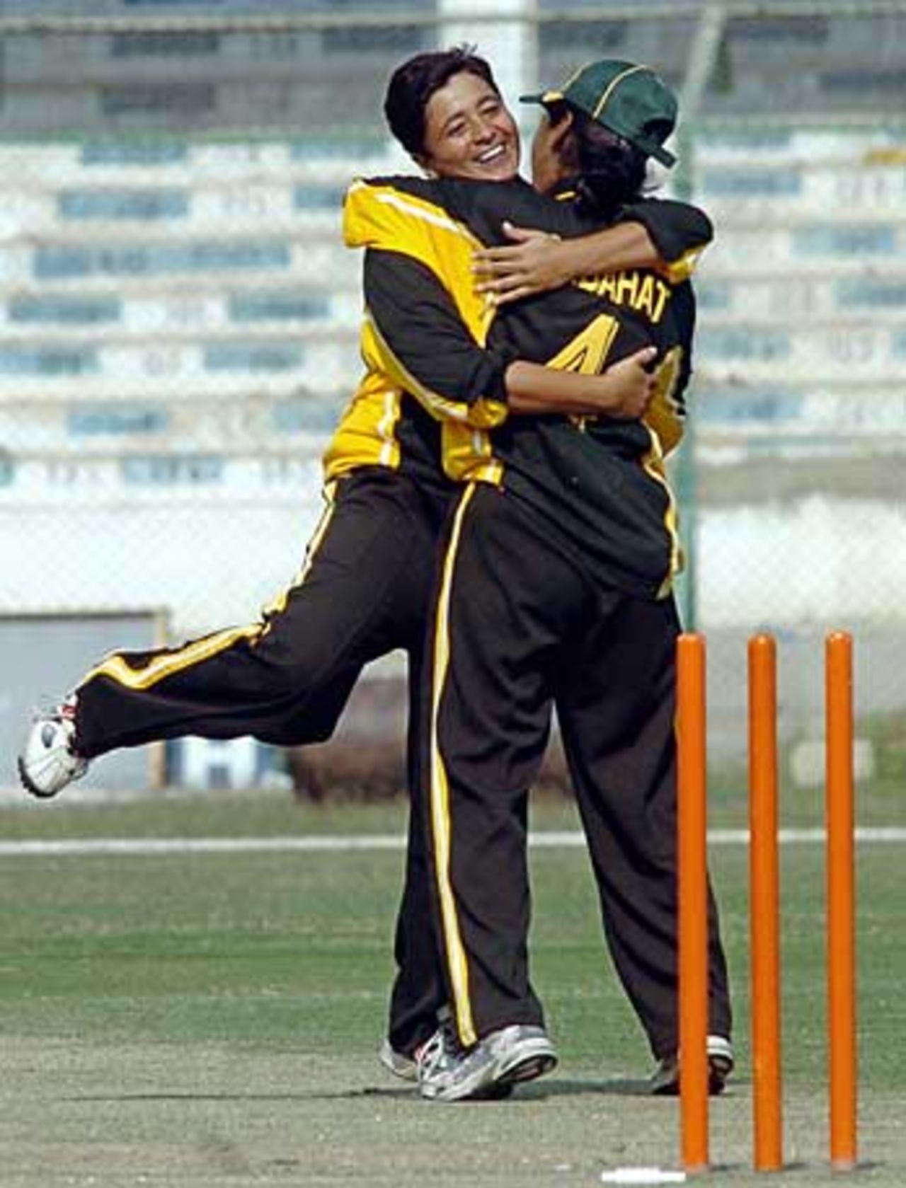 Pakistan celebrated a wicket as Sri Lanka struggle to 123 all out in the Asia Cup, but it was still enough to beat Pakistan by 30 runs, Pakistan Women v Sri Lanka Women, 4th Asia Cup match, Karachi, December 31, 2005