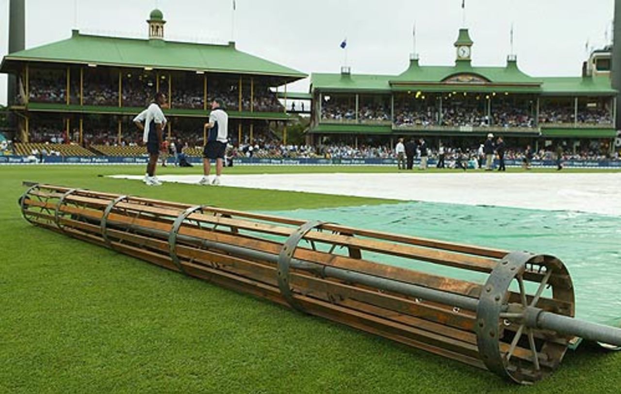 Ground staff cover the wicket as bad weather delayed play before day one of the third Test at Sydney, Australia v South Africa, 3rd Test, Sydney, 1st day, January 2, 2006