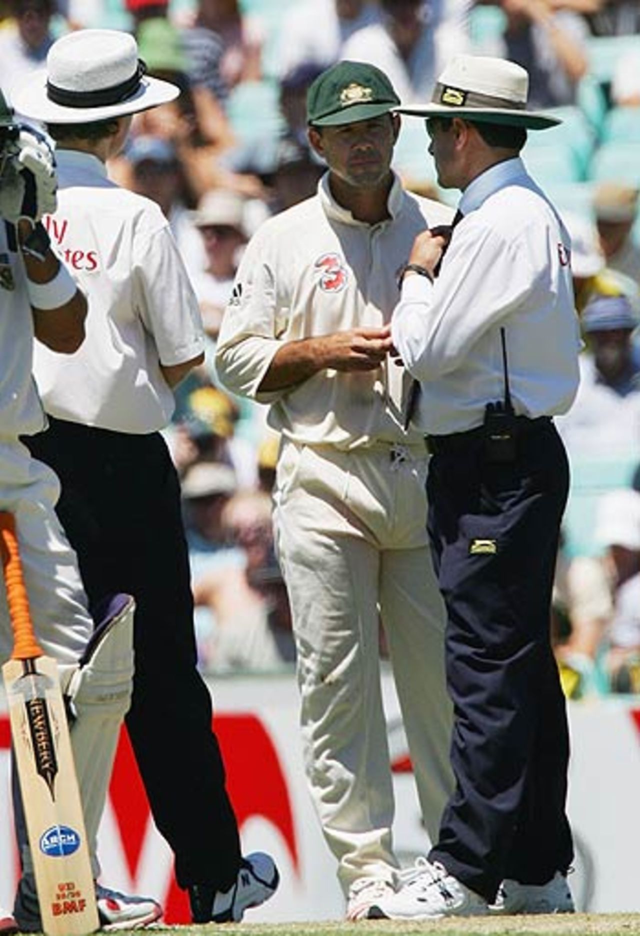Ricky Ponting has a word with the umpires, Australia v South Africa, 3rd Test, Sydney, 2nd day, January 3, 2006