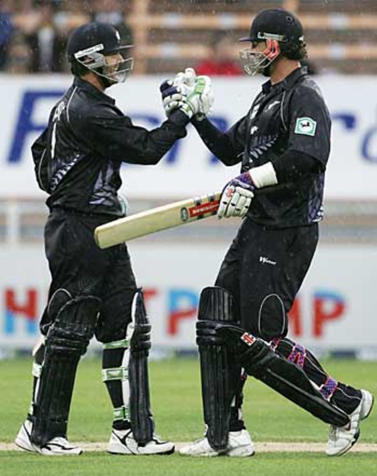 The winning moment: Nathan Astle and Chris Cairns celebrate victory, 2nd ODI, New Zealand v Sri Lanka, Christchurch, January 3, 2005