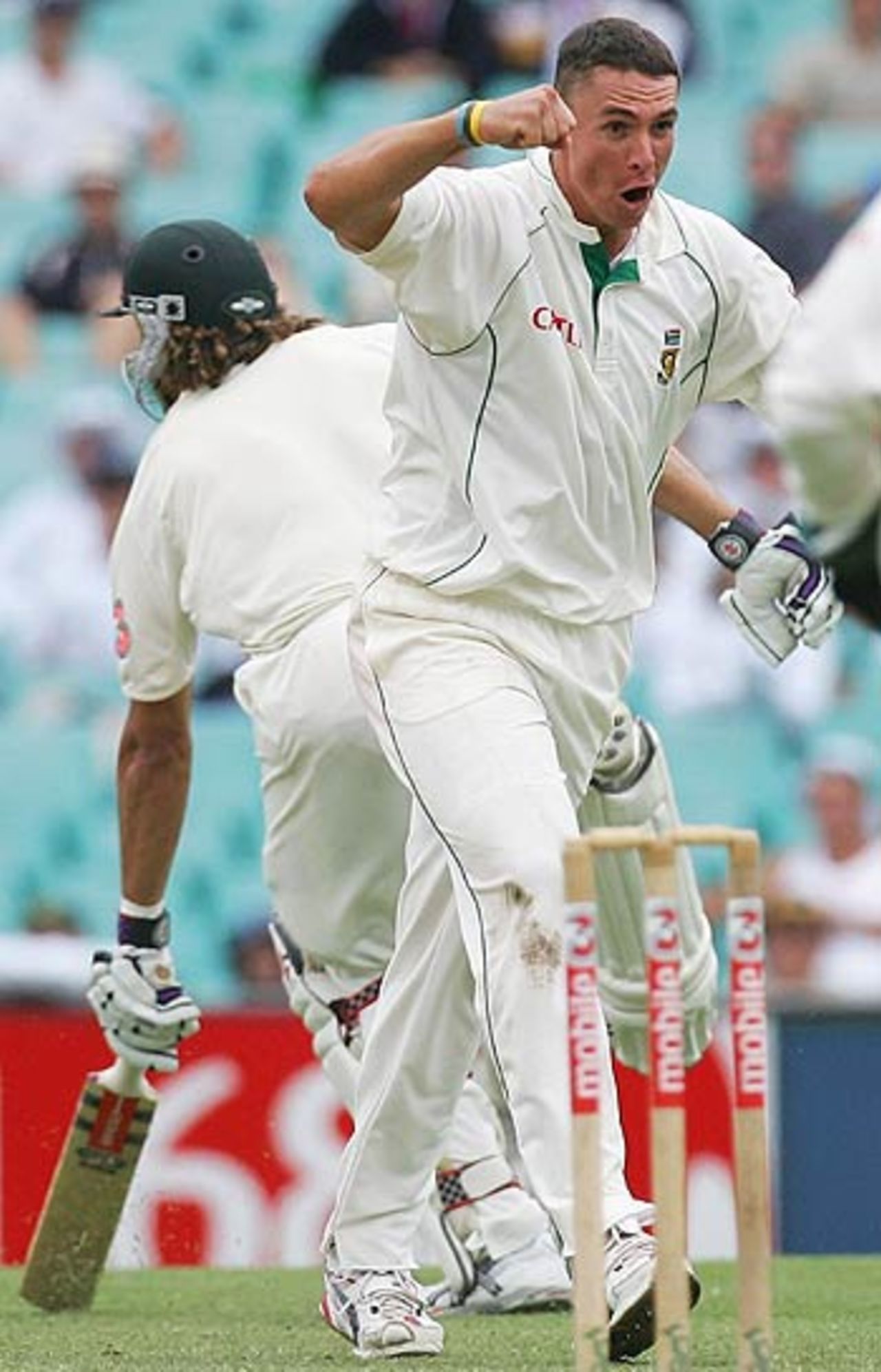 Andre Nel celebrates the wicket of Andrew Symonds, Australia v South Africa, 3rd Test, Sydney, 3rd day, January 4, 2006