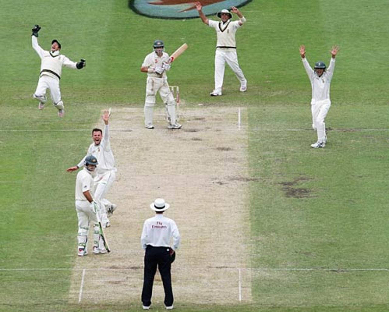 Johan Botha appeals against Michael Hussey, Australia v South Africa, 3rd Test, Sydney, 3rd day, January 4, 2006