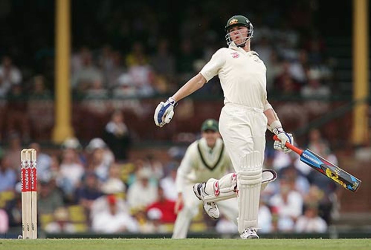 Brett Lee gloves a catch to slip, Australia v South Africa, 3rd Test, Sydney, 3rd day, January 4, 2006