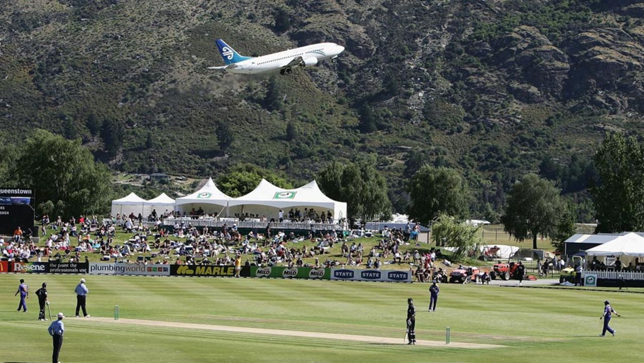 A plane adds to the picturesque settings at Queenstown, New Zealand v Sri Lanka, 1st ODI, Queenstown, December 31, 2005