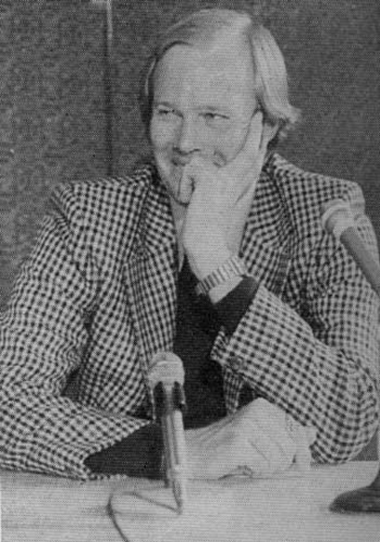Tony Greig puts on a smiling front at a press conference, May 11, 1977