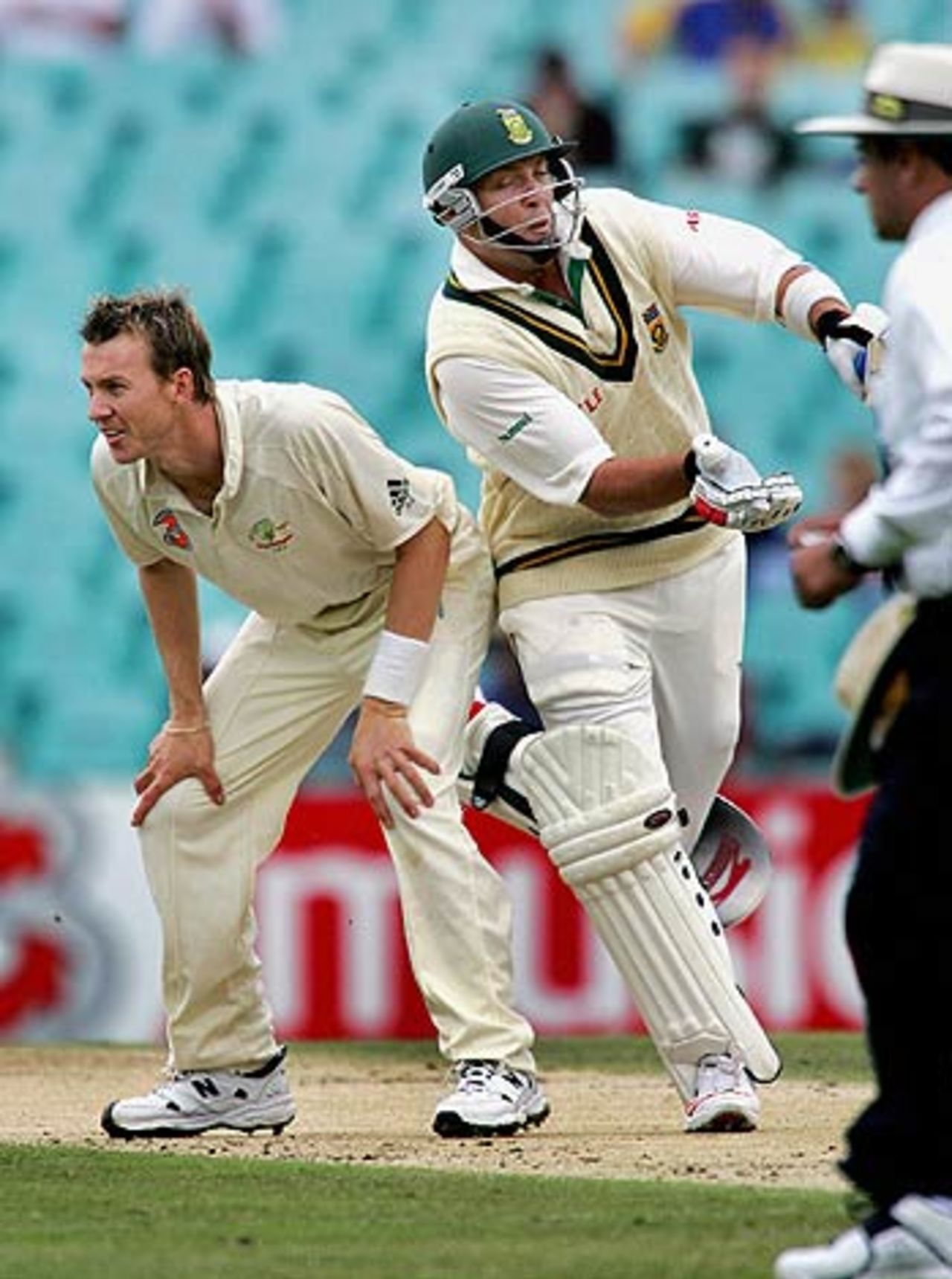 Jacques Kallis runs around Brett Lee, Australia v South Africa, 3rd Test, Sydney, 4th day, January 5, 2006