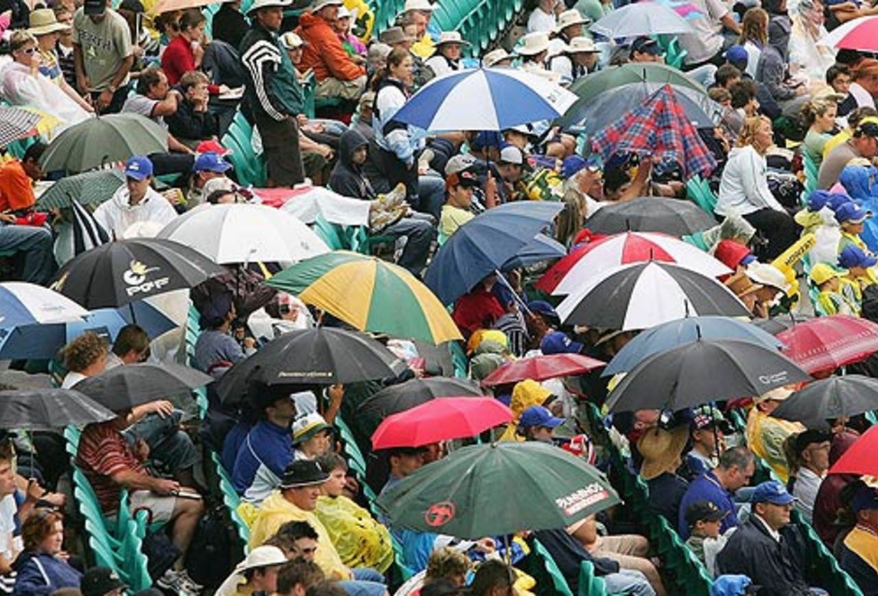 Spectators take cover from the rain at Sydney, Australia v South Africa, 3rd Test, Sydney, 4th day, January 5, 2006