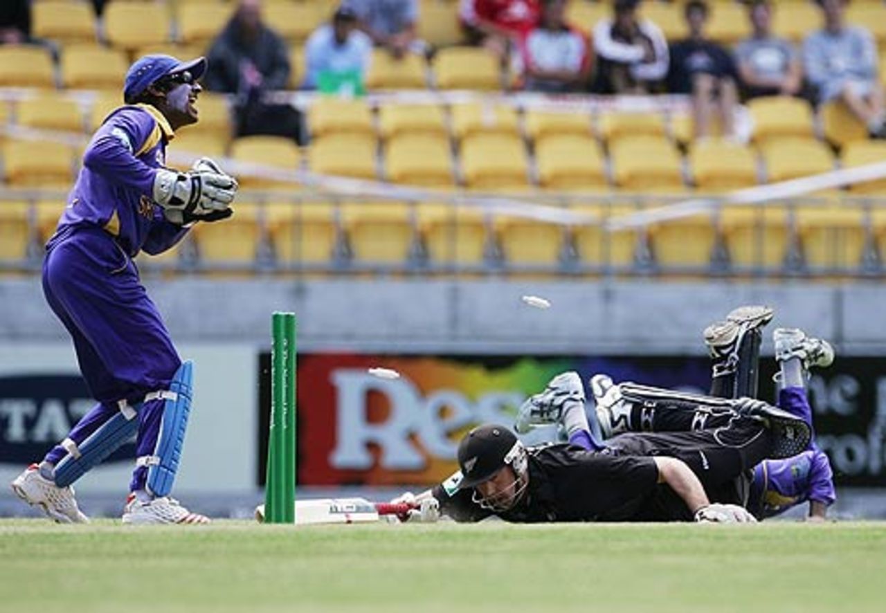 Stephen Fleming dives to make his ground, New Zealand v Sri Lanka, 3rd ODI, Wellington, January 6, 2006