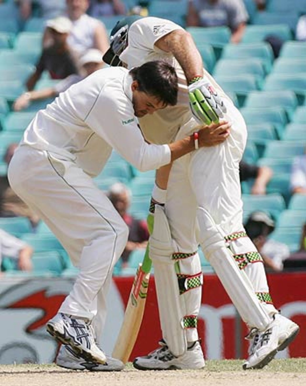Jacques Rudolph knows better than to collide with Matthew Hayden, Australia v South Africa, 3rd Test, Sydney, 5th day, January 6, 2006
