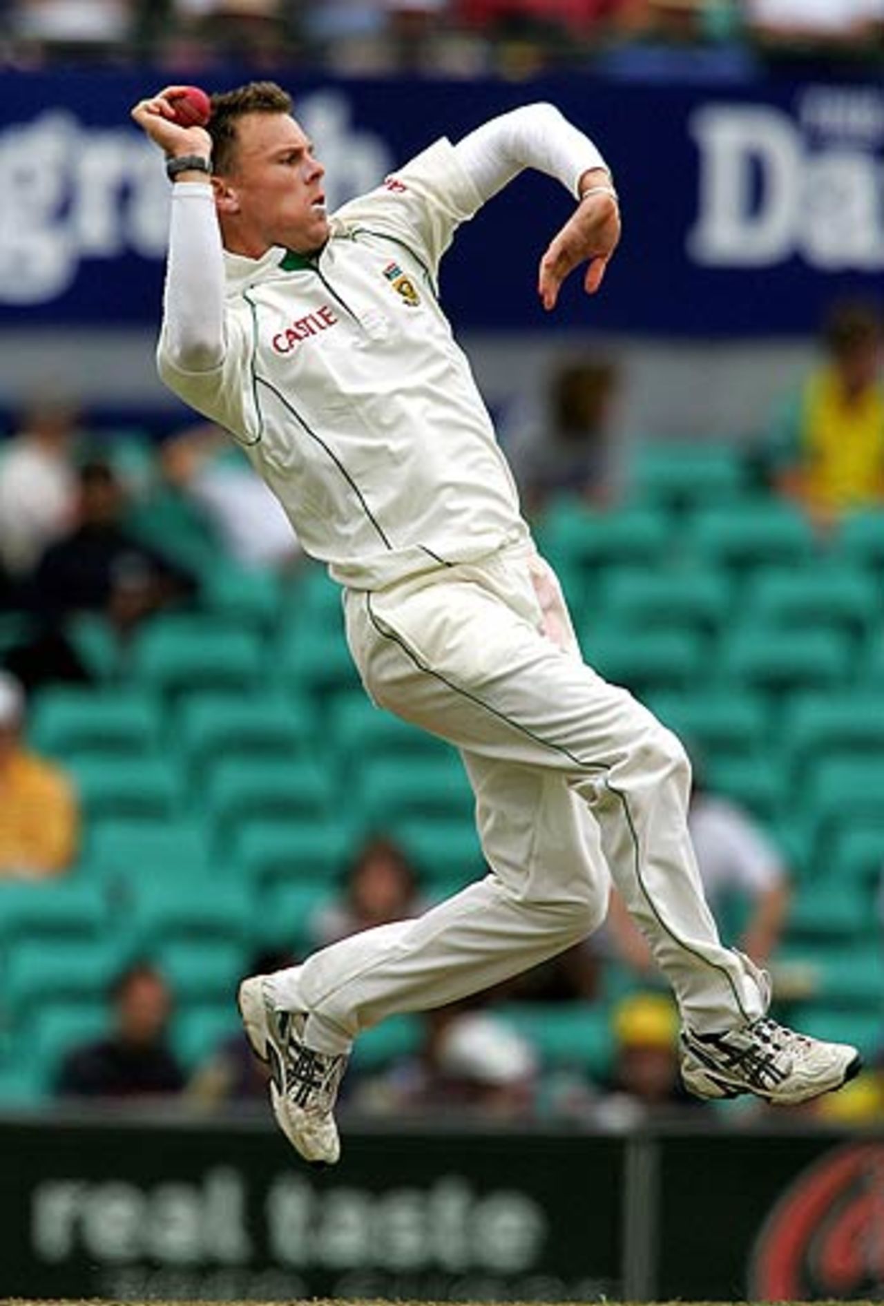 Johan Botha in action, Australia v South Africa, 3rd Test, Sydney, 3rd day, January 4, 2006