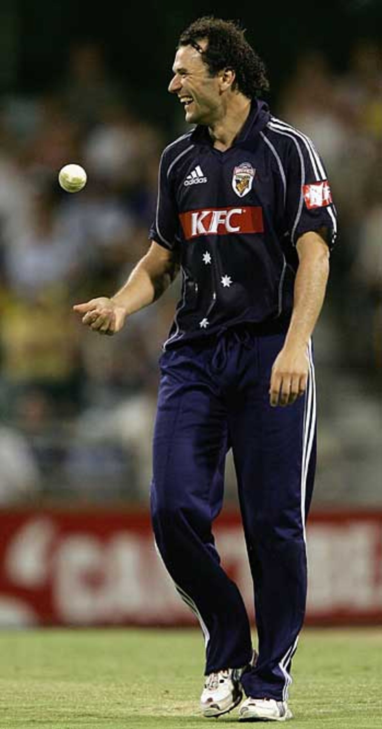 Jon Moss enjoys the lighter side of Twenty20 as Victoria hold on for a two run win, Western Australia v Victoria, Twenty20, Perth, January 6, 2006