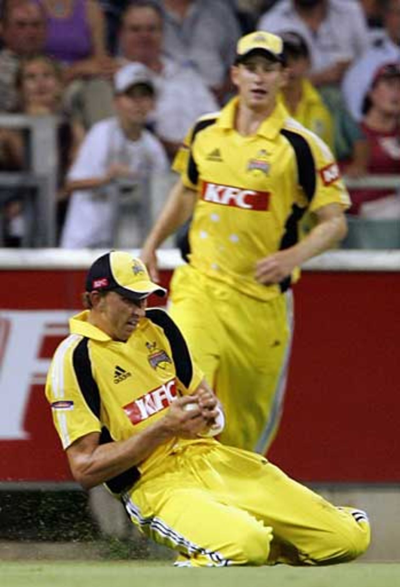 Brett Dorey slides to take a catch as Victoria reach 163 for 9, enough to win by two runs, Western Australia v Victoria, Twenty20, Perth, January 6, 2006