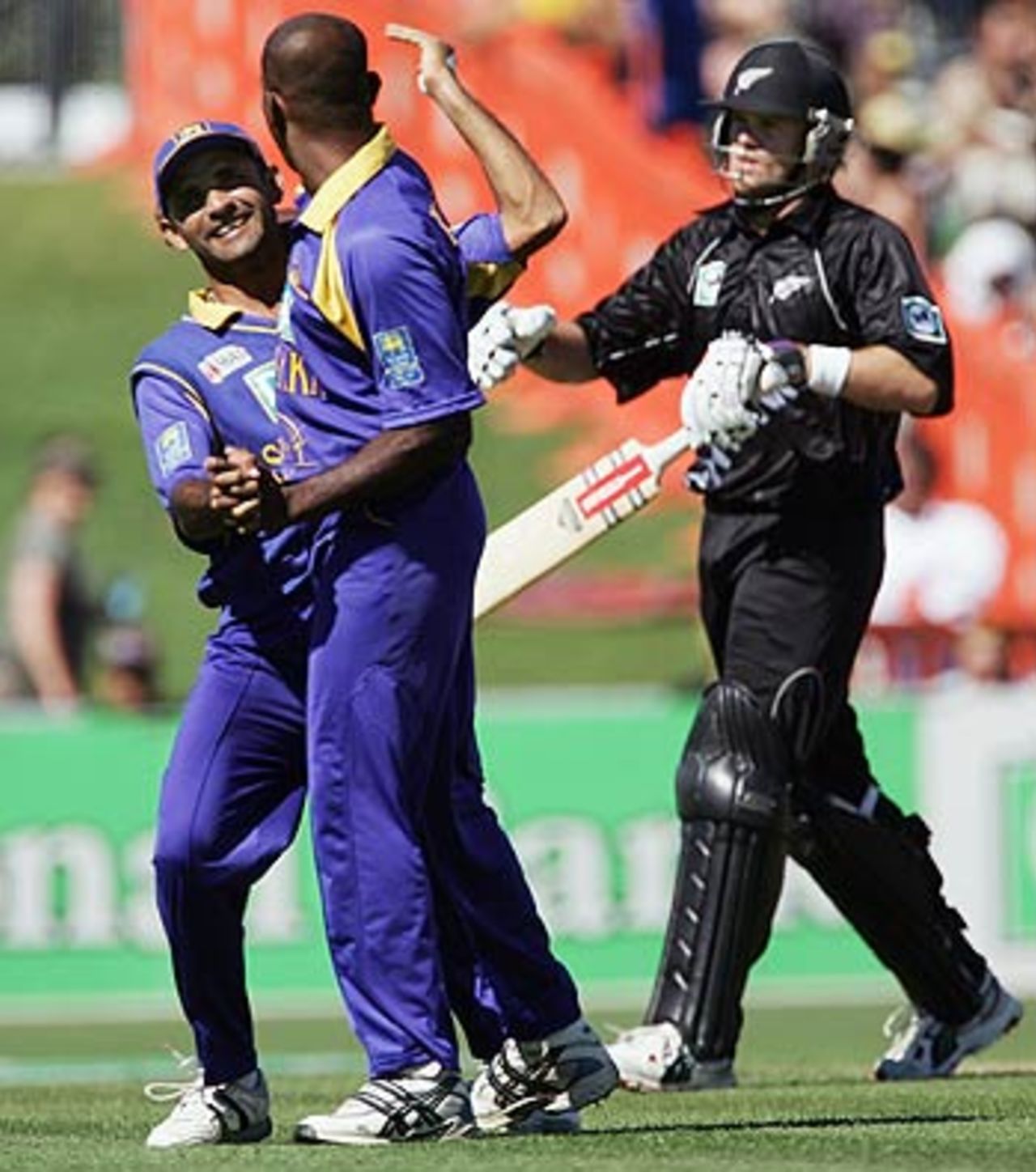 Marvan Atapattu congratulates Ruchira Perera on the wicket of Lou Vincent, New Zealand v Sri Lanka, 5h ODI, Napier, January 8, 2006