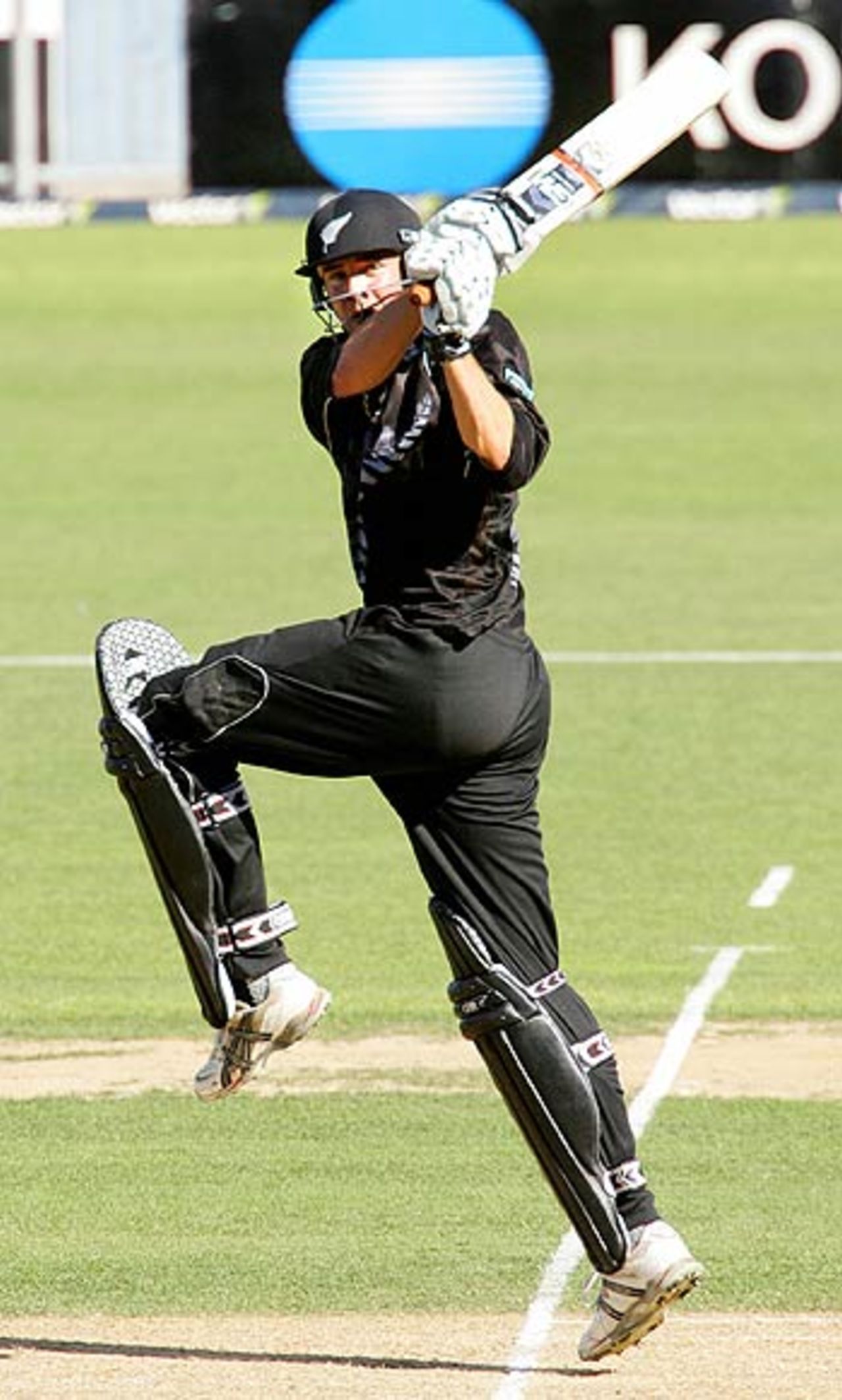 Peter Fulton's 112 was not enough to stop Sri Lanka from seizing a 20-run win, New Zealand v Sri Lanka, 5h ODI, Napier, January 8, 2006