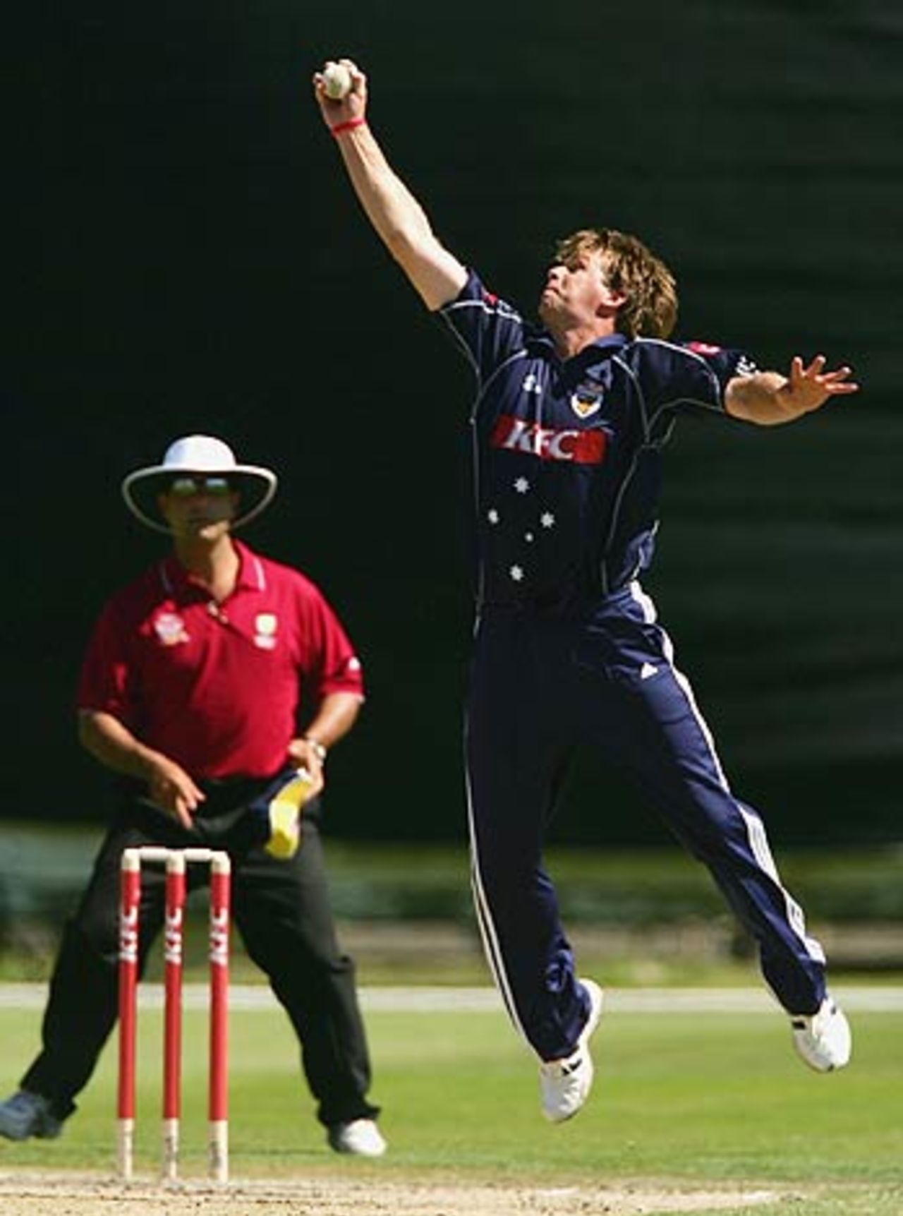 Shane Harwood pulls off an acrobatic stop, Victoria v South Australia, Australian Twenty20 Competition, Group A, Melbourne, January 8, 2006