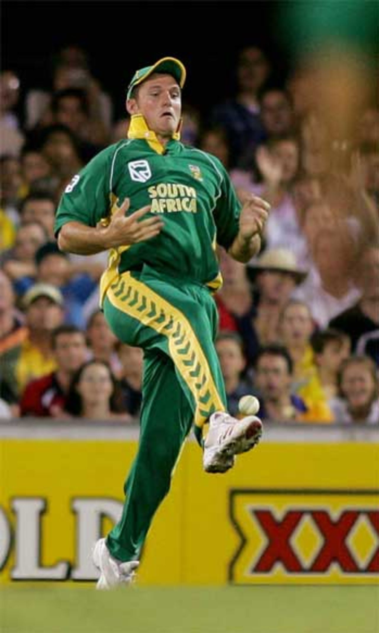 Graeme Smith spills a regulation chance, Australia v South Africa, Brisbane, January 9, 2006