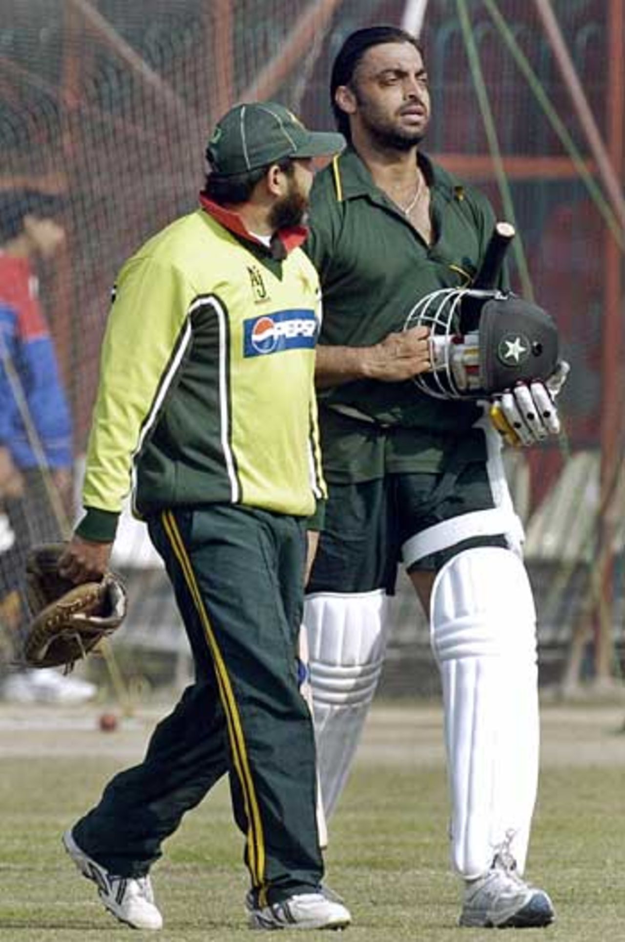 Shoaib Akhtar and Mushtaq Ahmed head to the nets as Pakistan prepare to take on India, Lahore, January 10, 2006