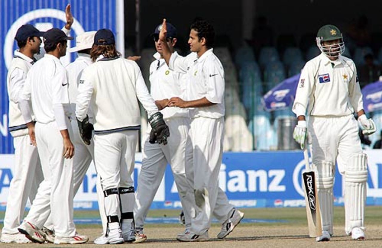India celebrate the wicket of Shoaib Malik, Pakistan v India, 1st Test, Lahore, 1st day, January 13, 2005
