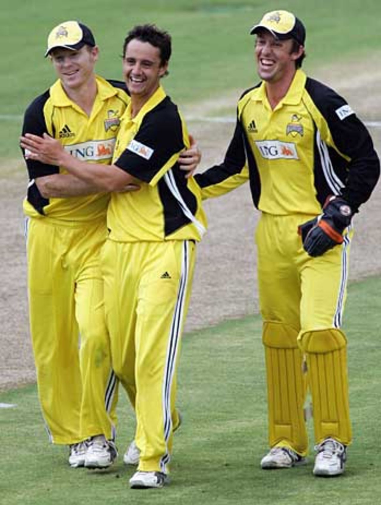 Beau Casson is congratulated on one of his three wickets as Queensland struggled, Western Australia v Queensland, ING Cup, Perth, January 13, 2006