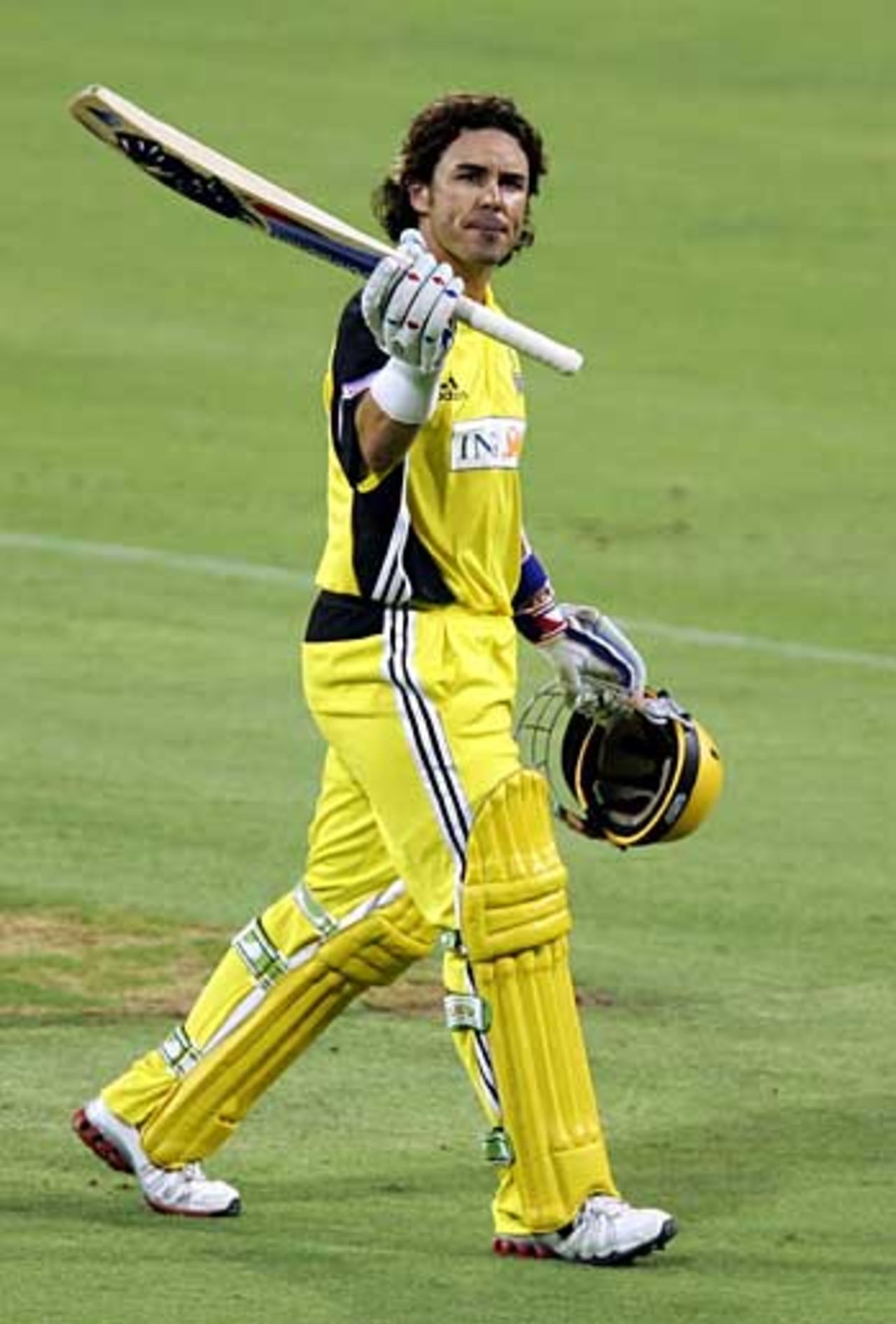 Ryan Campbell salutes the crowd after his final one-day innings. He made 41 as WA beat Queensland, Western Australia v Queensland, ING Cup, Perth, January 13, 2006