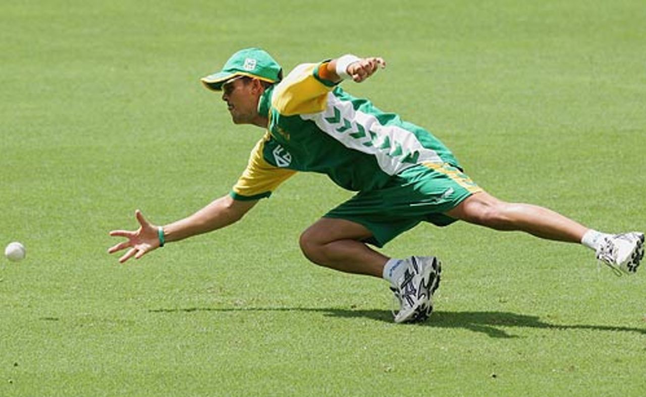 Jacques Rudolph attempts a diving save, Brisbane, January 14, 2006