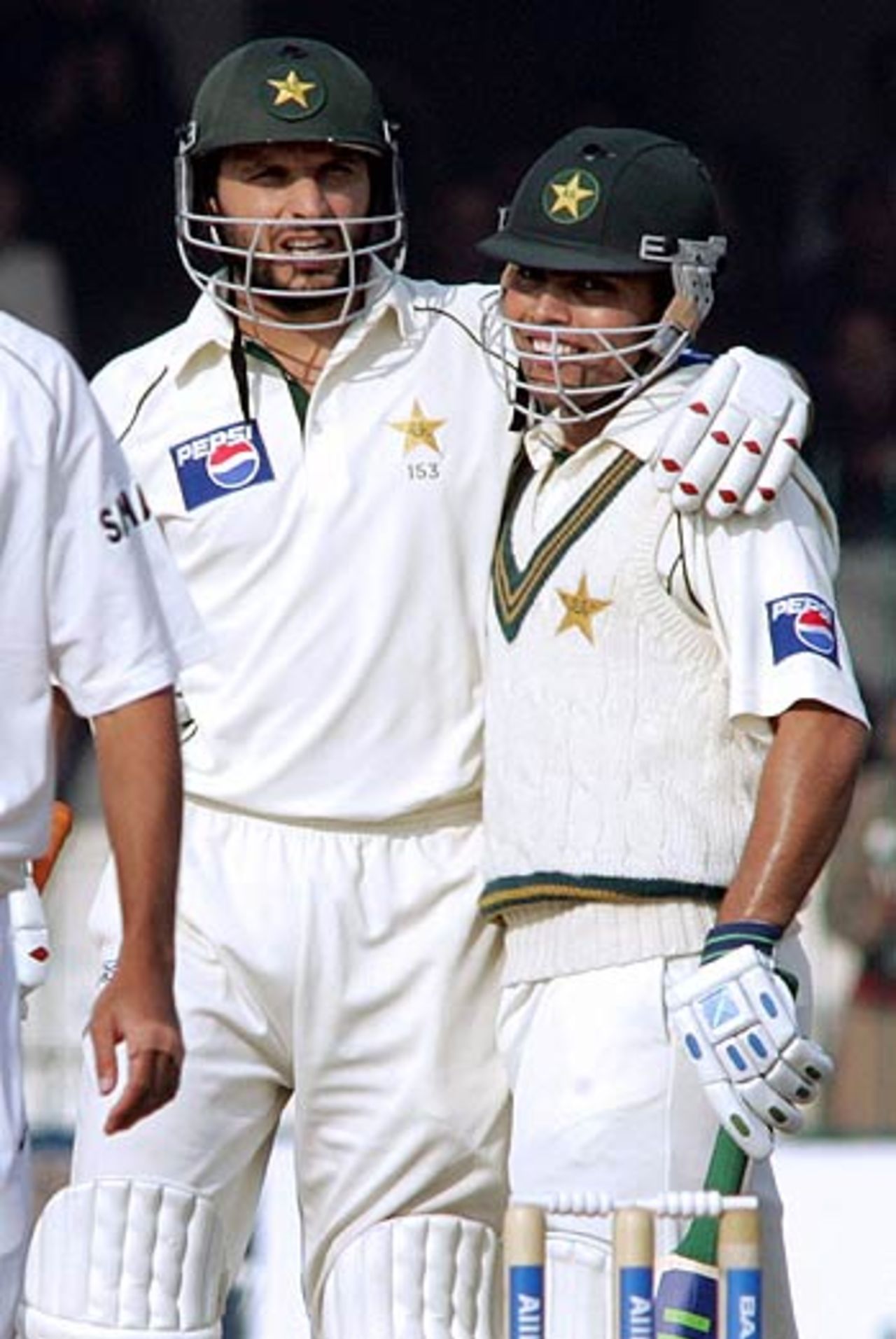 Kamran Akmal congratulates Shahid Afridi on his hundred, India v Pakistan, 1st Test, Lahore, 2nd day, January 14, 2006