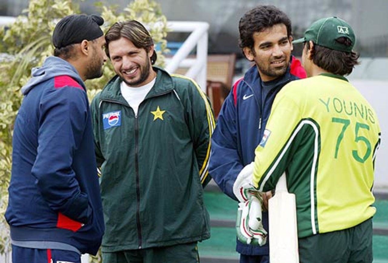 With bad light and drizzle delaying a start, players from both sides were able to mingle, India v Pakistan, 1st Test, Lahore, 3rd day, January 15, 2006