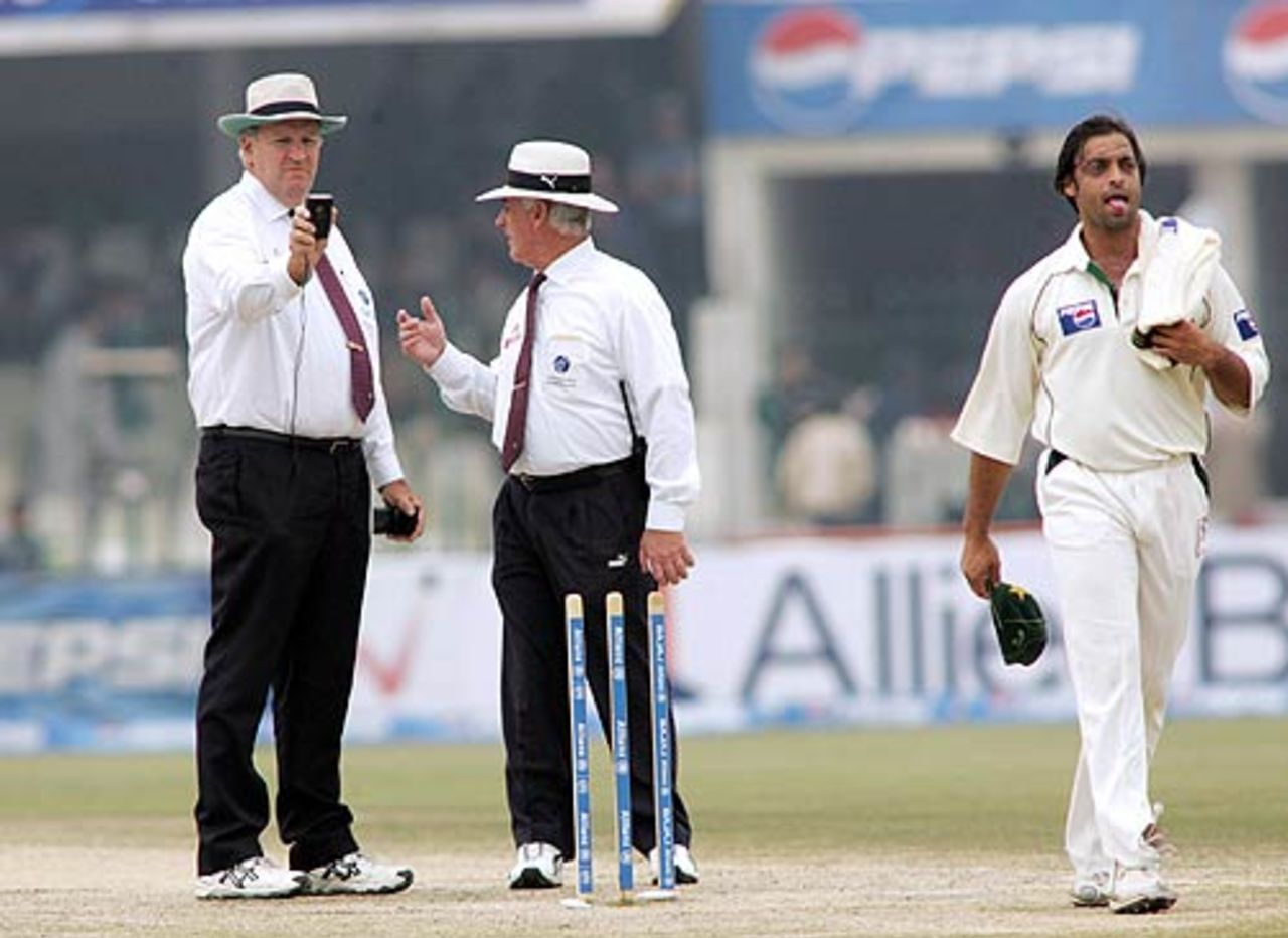 Darrell Hair takes a look at the light meter along with Rudi Koertzen, India in Pakistan, 1st Test, Lahore, January 15 2006