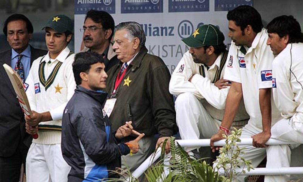 Sourav Ganguly engaged in a discussion with the Pakistan players, India in Pakistan, 1st Test, Lahore, January 15 2006