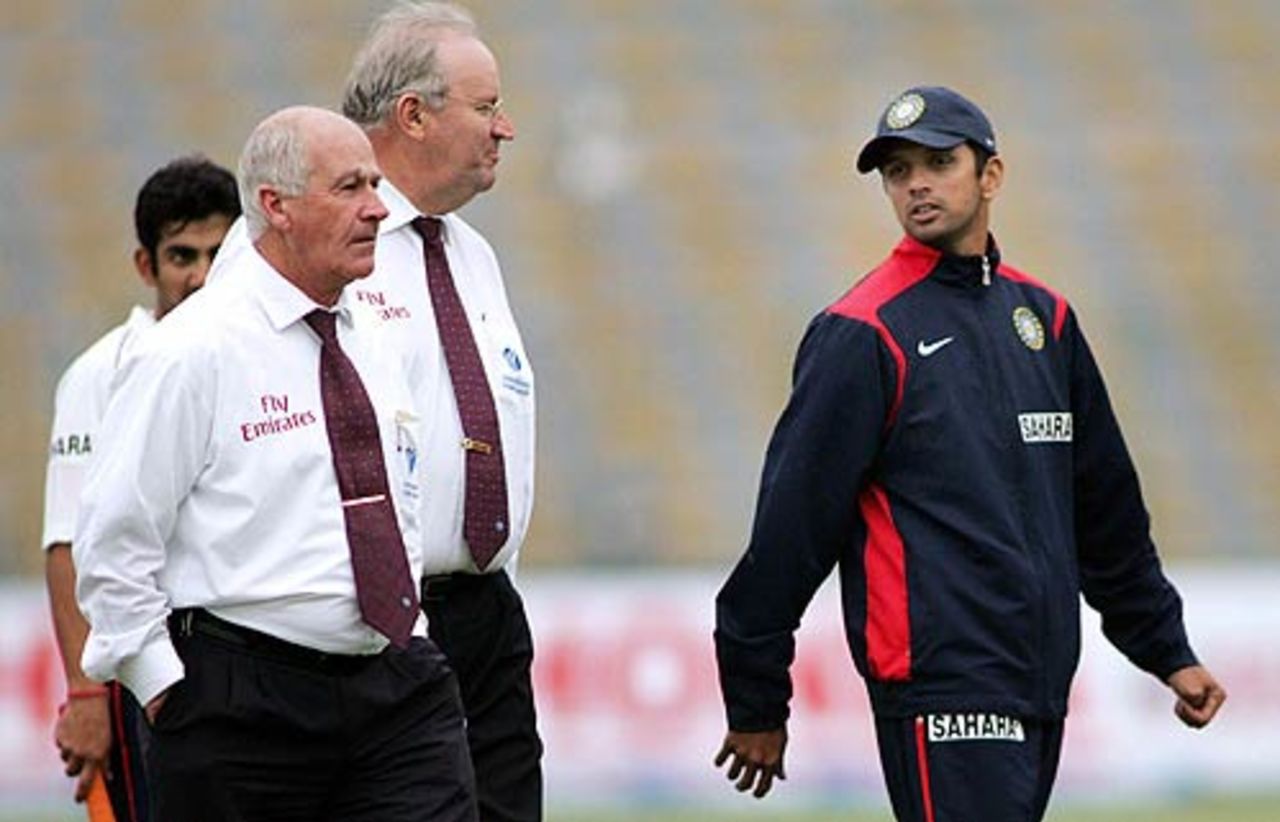 Rahul Dravid speaks with Darrell Hair and Rudi Koertzen, India in Pakistan, 1st Test, Lahore, January 15 2006